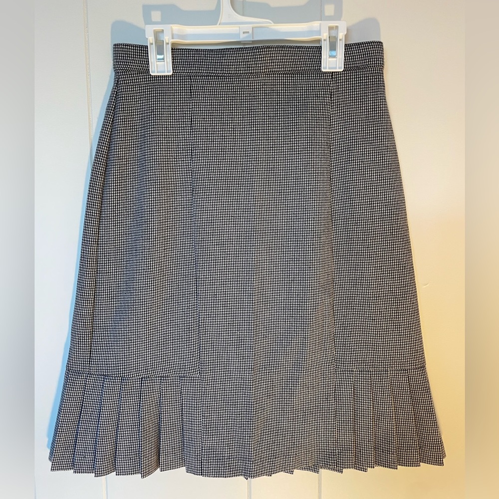 Dressbarn plaid midi knee-length skirt with pleated hemline